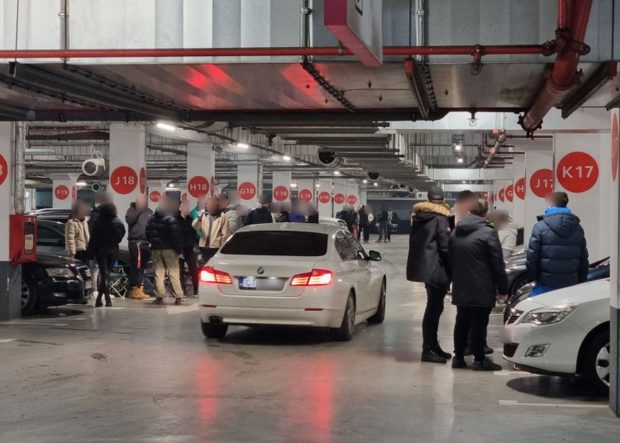Tinerii pasionați de mașini din Constanța și-au schimbat locul de întâlnire în parcarea subterană a unui mall din oraș
