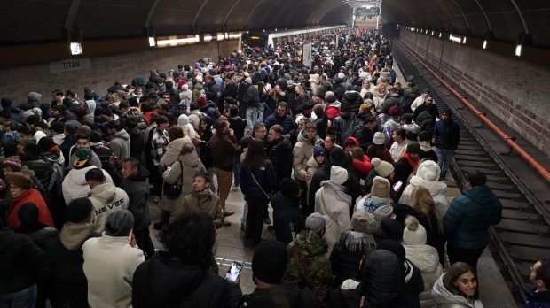 Aglomerație la stația de metrou Titan în noaptea de Revelion, după ce lumea a intrat gratis. Care e programul metroului după Anul Nou