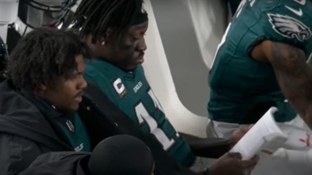Jucător din NFL, surprins pe banca de rezerve în timp ce citea o carte în timpul meciului. Cartea a devenit cel mai bine vândută pe Amazon | VIDEO