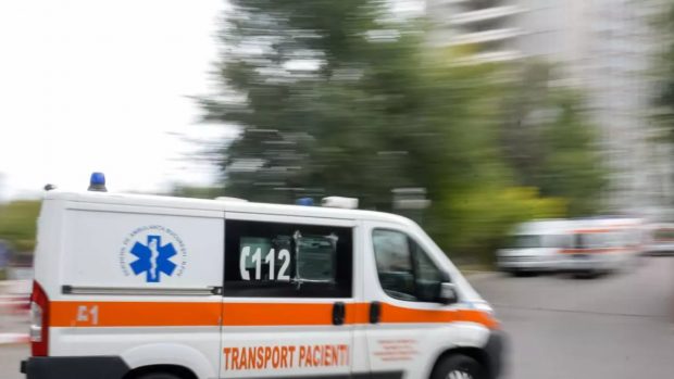 Un elev din București a fost găsit inconștient în baia liceului, cu o sticlă de alcool lângă el