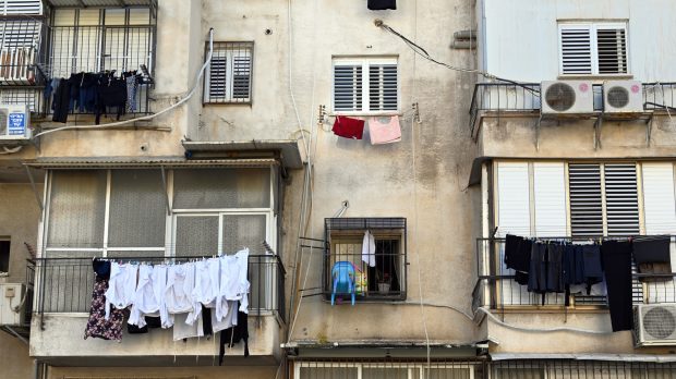 Aparatele de aer condiționat la vedere și rufele la uscat în balcon, interzise în Iași, potrivit proiectului Primăriei. Ce amenzi se pot da