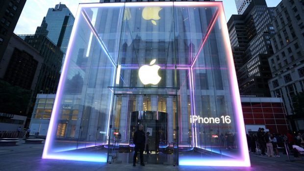 Apple face primii pași pentru lansarea mult zvonitului iPhone pliabil