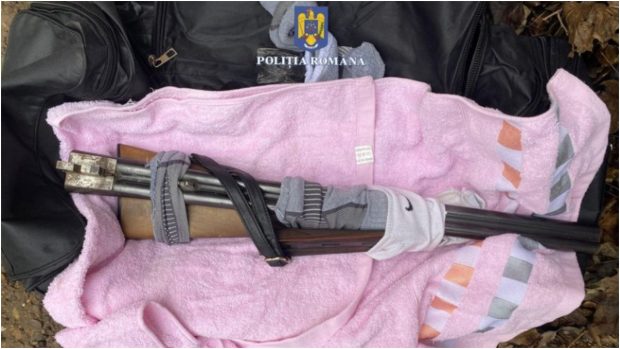 În Galați, un bărbat dat în urmărire pentru ultraj, a fost prins de poliţişti în timp ce încerca să vândă o armă de vânătoare şi cartuşe