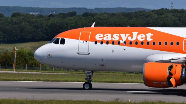 Aterizare de urgență, după ce o adolescentă înfuriată de tusea unei fetițe a amenințat echipajul și a încercat să deschidă ușa avionului 
