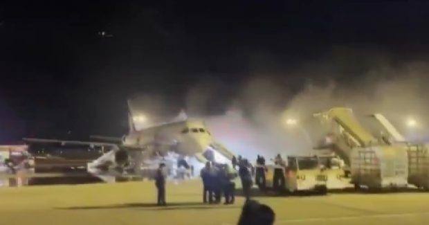Un avion a luat foc pe pistă, în Coreea de Sud. Pasagerii, evacuați pe tobogane gonflabile | VIDEO