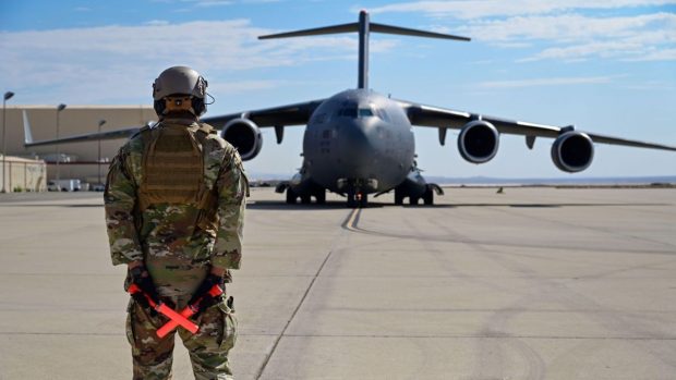 Programul de deportare al lui Donald Trump întâmpină obstacole. Mexicul a refuzat aterizarea unui avion militar al SUA, plin cu migranți
