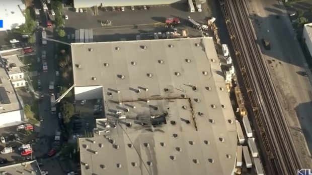 Un avion de mici dimensiuni s-a prăbușit pe o clădire, în California. Două persoane au murit