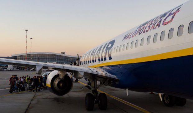 Un avion Ryanair a aterizat de urgență pe Aeroportul Otopeni din București: „Fumul a inundat cabina, stewardesele erau foarte speriate!” | EXCLUSIV