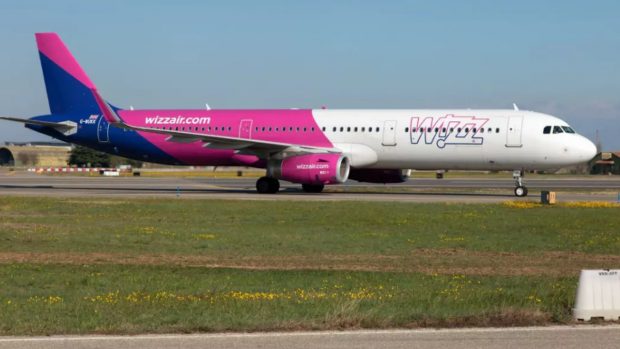 Avionul Wizz Air care a cerut să aterizeze pe Aeroportul Otopeni, s-a învârtit în zona judeţului Vâlcea pentru a consuma combustibil înainte de aterizare
