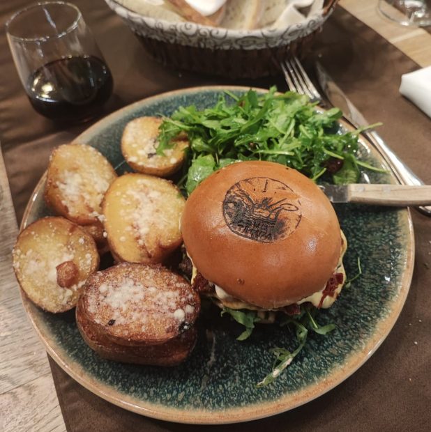Un restaurant din Brașov oferă clienților burger de urs, dar prețul nu e pentru oricine