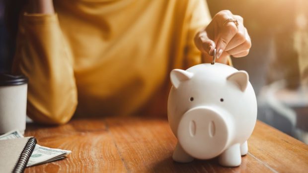 Viața de la un salariu la altul: 40% din români folosesc aproape toate veniturile lunar. Ce cumpără bărbații și femeile