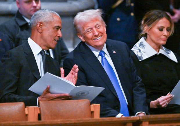Un cititor pe buze dezvăluie ce i-a spus în secret Donald Trump lui Barack Obama în timpul funeraliilor lui Jimmy Carter I VIDEO