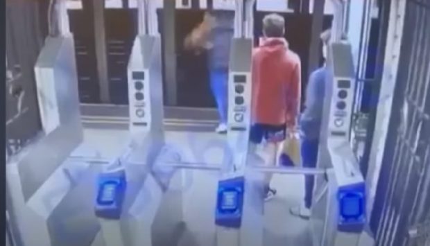 Clipe de cumpănă pentru un bărbat înainte de Anul Nou, după ce a fost împins în fața unui tren de metrou | VIDEO