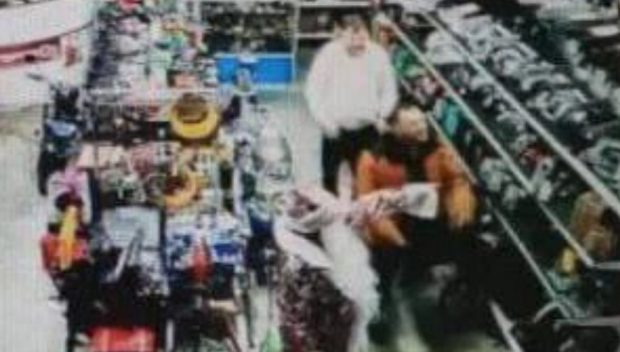 Un bărbat îmbrăcat în Moș Crăciun și-a făcut un selfie cu proprietarul unui magazin pe care după câteva secunde l-a executat și totul a fost filmat, în Rusia