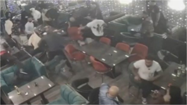 Bătaie într-un restaurant din București, din cauza unei rezervări. Un bărbat a ajuns la spital în urma incidentului