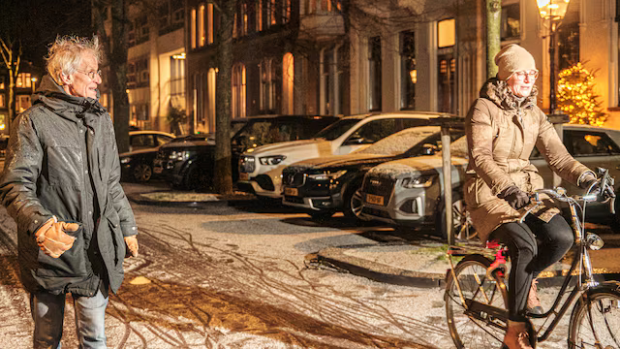O româncă învață să meargă pe bicicletă în Amsterdam cu un instructor de la Uniunea Bicicliștilor: „Ca regina, cu spatele drept și apoi ridică mâna”