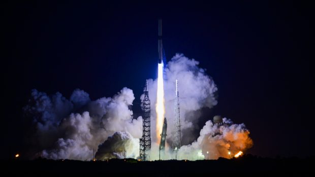 Rivalitatea dintre Jeff Bezos și Elon Musk continuă după ce proprietarul Amazon a lansat cu succes pe orbită racheta comercială Blue Origin New Glenn