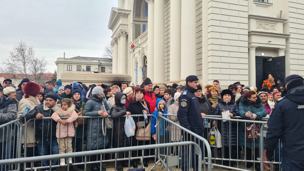 Oamenii așteaptă începerea slujbei
