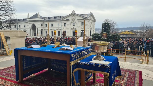 Slujbă de Bobotează pe ploaie la Iași și lume puțină comparativ cu alți ani: „Parcă nu este optimism” | Reportaj