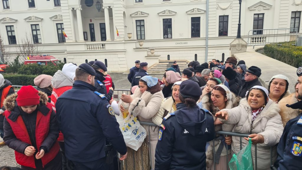 Înghesuială la agheasma mare