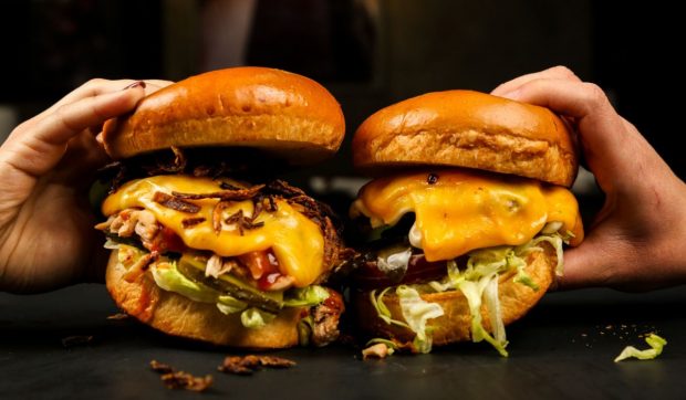 Cât costă un burger în Cluj-Napoca, în timp ce în București prețul mediu în 2024 a fost de peste 42 de lei