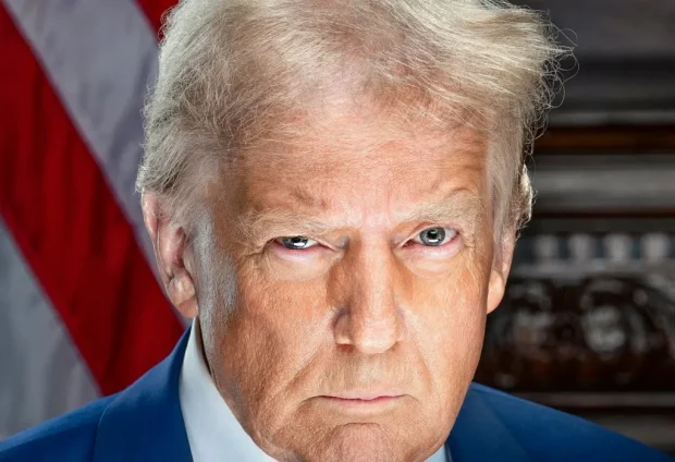 Noul portret oficial al lui Donald Trump seamănă cu fotografia făcută când președintele ales a fost la închisoare