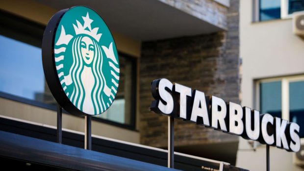 Starbucks renunță la politica prin care permitea oricui să se relaxeze la cafenea sau să folosească toaleta fără să cumpere ceva