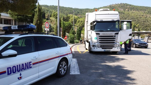Un șofer român de TIR care e și patron de firmă de transport a primit o amendă de 482.000 de euro, în Franța: „Povestea lui este o pură invenție”