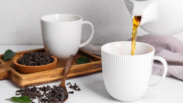 Persoanele care beau ceai trăiesc mai mult. De ce ar trebui să trecem de la cafea la ceai