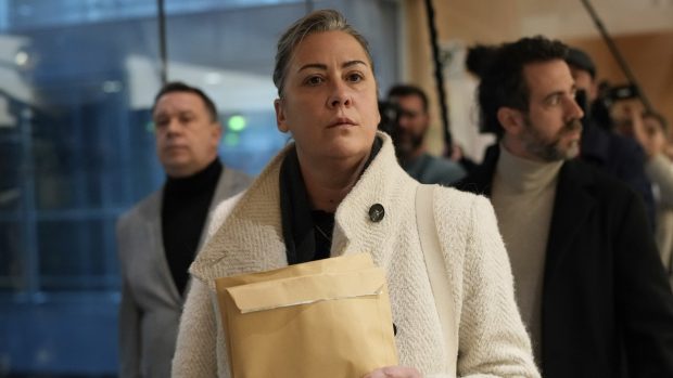Fiica francezului care-și droga soția pentru a fi violată crede că a fost și ea abuzată sexual: „Nu-i voi mai spune niciodată tată”