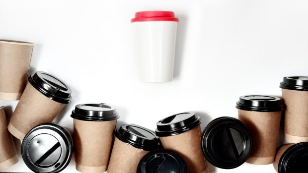 Cartonul vs. plastic. Tu ce pahare alegi intre cele doua variante?