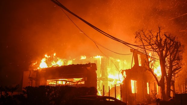 5 oameni morți în incendiile din Los Angeles. Pompierii au fost lăsați de primărie fără 17,6 milioane de dolari, în urmă cu câteva luni