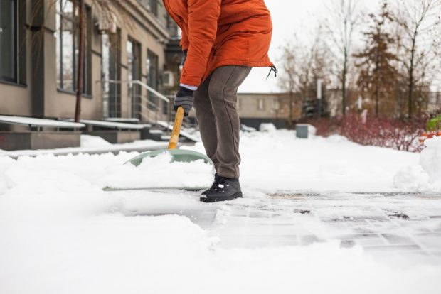 Cine curăţă zăpada şi gheaţa de pe trotuar