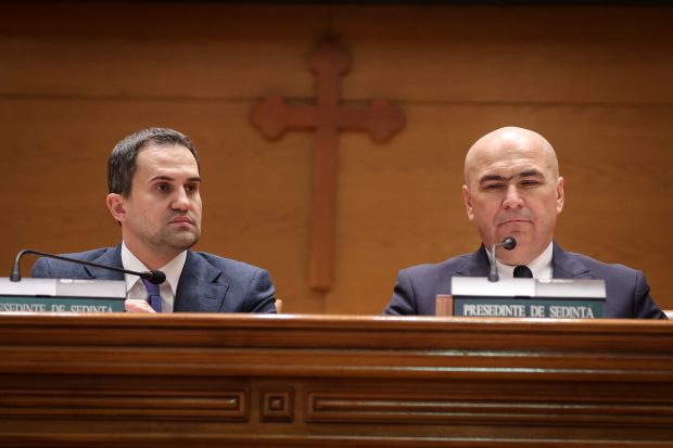 Duplicitatea coaliției PSD-PNL: zeci de concursuri de angajare, lansate în decembrie la Parlament. În ianuarie, puterea se laudă cu restructurări masive