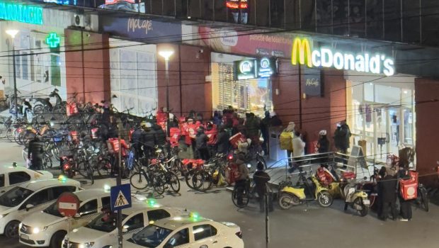 Coadă la Mc Donalds în Cluj și Suceava, în prima zi a anului. „Mai mâncați o slană, un cârnat”