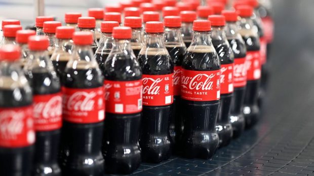 Coca-Cola retrage masiv mai multe băuturi din magazinele din Europa. Ce s-a găsit în sucurile de la raft, la testele făcute
