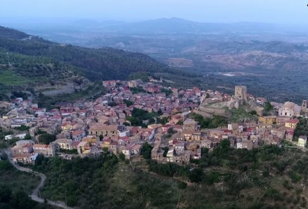Primarul unei comune din Italia le-a interzis localnicilor să se îmbolnăvească: „Evitați accidentele casnice și comportamentele nocive”