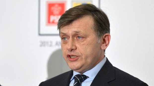 Crin Antonescu, vizat de noi critici din PSD înaintea primei ședințe de coaliție din 2025. Robert Cazanciuc: „Te-au desemnat candidat și tu aştepţi să fii rugat?”