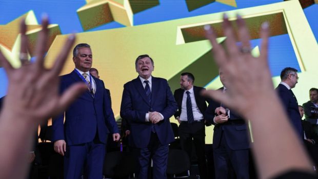 Crin Antonescu e oficial și candidatul PNL la alegerile prezidențiale din 2025