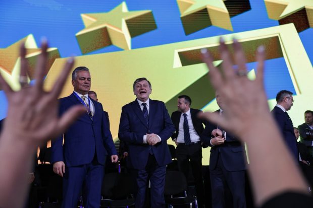 Ce nu s-a văzut la TV la „ungerea” lui Crin Antonescu drept prezidențiabil: atacuri în rafală la adresa lui Georgescu și jocuri de culise pentru împărțirea funcțiilor din Executiv