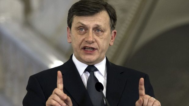 Crin Antonescu după ce s-a autosuspendat din calitatea de candidat PSD-PNL-UDMR la alegerile prezidenţiale 2025: „Pe Ciolacu nu l-am anunțat”