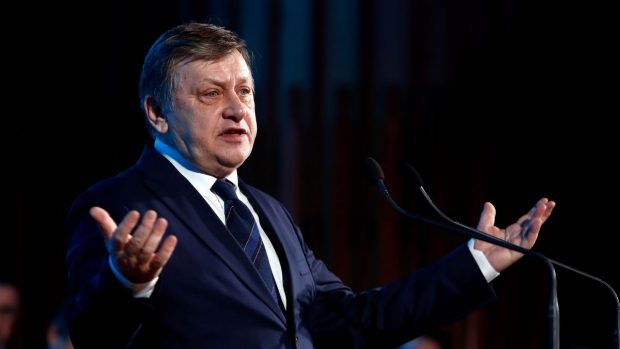 Crin Antonescu, post blocat timp de 24 de ani, la un liceu de prestigiu din Tulcea. Nici Klaus Iohannis nu a lăsat steagul jos. „S-a aplicat legislația”
