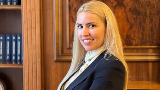 Cristina Tărteață, funcționara revoltată de concedierile de la Senat anunțate de Ilie Bolojan, conduce un Lexus și are două apartamente în București: „Nu trăim ca nababii”