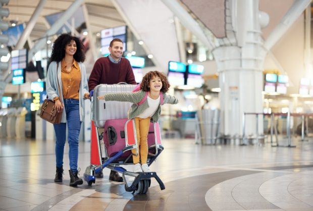 Cum călătoreşti cu copiii minori în spaţiul Schengen. Ce acte trebuie să ai la tine