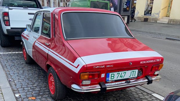 Dacia 1300 transformată într-o mașină electrică, parcată în centrul Clujului. Suma cheltuită pentru „upgrade”