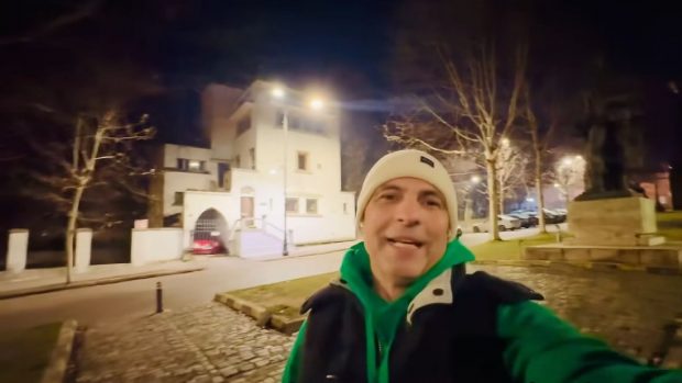 Dan Negru a ieșit cu noaptea-n cap cu bicicleta, prin oraș, și s-a oprit în fața statuii lui Alexandru Ioan Cuza: „O vorbă care e valabilă și-n ziua de azi”