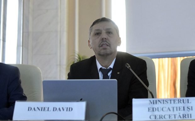 Elevii de liceu vor învăța doar de pe manuale digitale la unele materii, anunță ministrul Educației, Daniel David