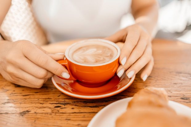 De ce este recomandat să bei cafeaua cu lapte