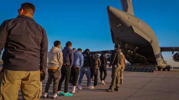 Un judecător american se luptă cu administrația Trump și îi interzice deportarea rapidă a imigranților