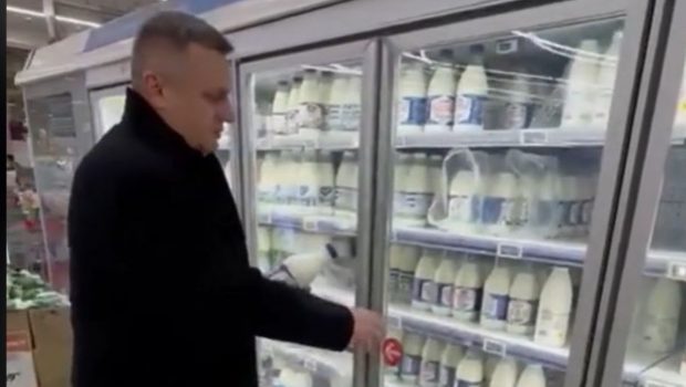 Un deputat slovac s-a filmat într-un supermarket Auchan din Moscova: „50 de tipuri de unt, 40 de feluri de lapte, cârnați de care n-am mai văzut” | VIDEO
